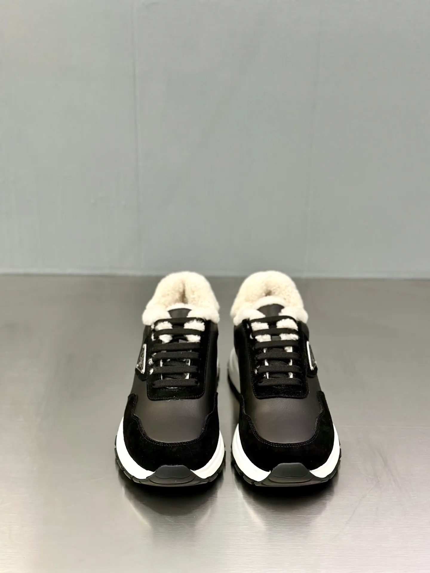💰780 Prada/Prada men's new wool sneakers. This sneaker presents a modern version, reinterpreting the brand's archive style with clean lines and smooth details. The shoes are made of calf leather and technical fabric, with a triangular metal logo on the outside, bright TPU decoration on the heel, and a longer and padded inner heel design for a more comfortable fit. The tongue is decorated with a silk-screen logo, and is paired with a hollow rubber sole on the heel. The full cowhide lining comes standard with logo cowhide foot pads, making the upper foot taller, more comfortable, and versatile! Comes with full original packaging! Size: 39-40-41-42-43-44 standard leather shoe size (45 can be customized and does not support returns)